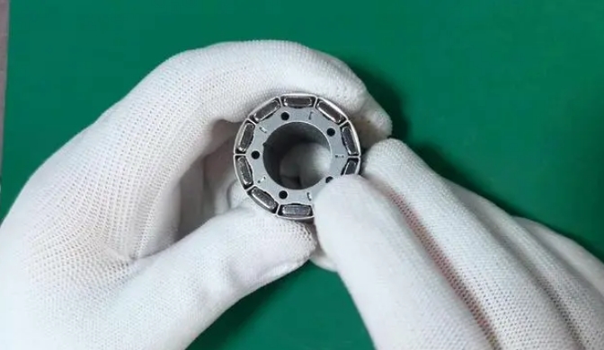 電機(jī)轉(zhuǎn)子磁鋼的裝配過(guò)程及方法